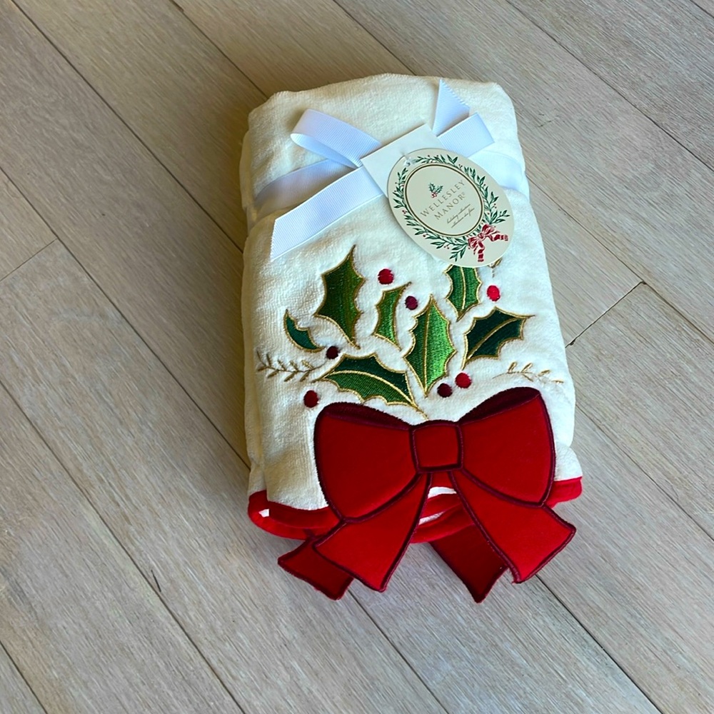 NWT SET OF TWO CHRISTMAS HAND TOWELS
